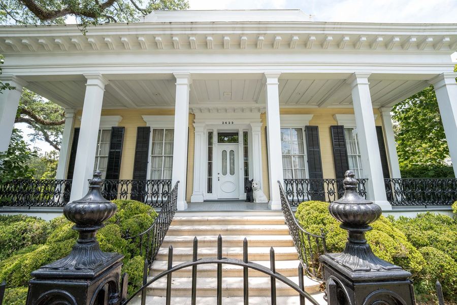 Front steps and columns of 2423 Prytania Street